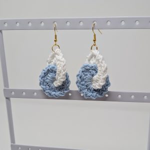 Brincos crochet branco/azul
