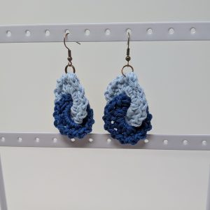 Brincos crochet azul