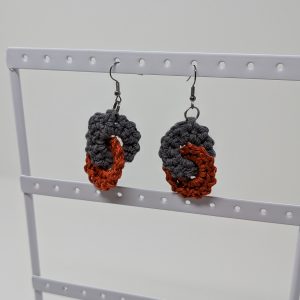 Brincos crochet cinza e vermelho