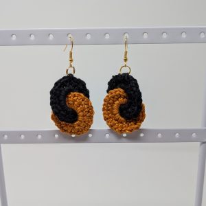Brincos crochet preto/mostarda