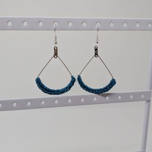 Brincos crochet azul petróleo