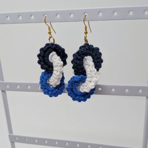 Brincos crochet azul e branco